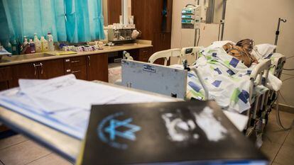 Um ferido sírio, no hospital de Nahariya, no litoral israelense.