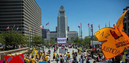 A palavra “resist” na Prefeitura de Los Angeles.