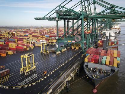 Um navio descarrega contêineres no porto de Antuérpia (Bélgica), em fevereiro.