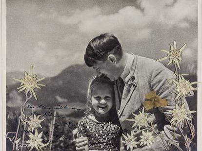 Fotografia cedida na quarta-feira pela casa de leilões de peças históricas Alexander mostrando Adolf Hitler com a menina judia Rosa Bernile Nienau.