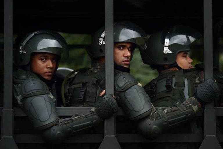 Soldados do Exército escoltando a equipe inglesa no Rio.