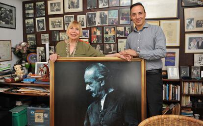 A viúva de Astor Piazzolla, Laura Escalada, e o neto do músico, Daniel Villaflor Piazzolla, na casa da família em Buenos Aires.