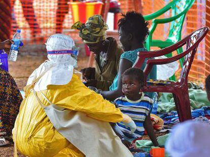 Pacientes com ebola aguardam atendimento em Kailahun, Serra Leoa.