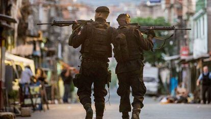 Em imagem de 2019, policiais do BOPE (Batalhão de Operações Policiais Especiais da Polícia Militar) patrulham ruas de uma das comunidades do Rio de Janeiro.
