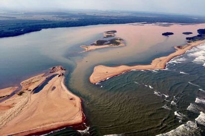 Handout picture released on November 23, 2015 by Espirito Santo State Press Office showing an aerial view of the Rio Doce  --which was flooded with toxic lama after a dam owned by Vale SA and BHP Billiton Ltd burst early this month-- flowing into the Atlantic Ocean in Regencia Village, coast of Espirito Santo State, Brazil, on November 21, 2015.   AFP PHOTO/Espirito Santo State Press Office/FRED LOUREIRO     RESTRICTED TO EDITORIAL USE - MANDATORY CREDIT "AFP PHOTO/Espirito Santo State Press Office/FRED LOUREIRO" - NO MARKETING NO ADVERTISING CAMPAIGNS - DISTRIBUTED AS A SERVICE TO CLIENTS