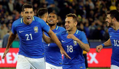 Jogadores da seleção brasileira comemoram segundo gol de Diego Souza.