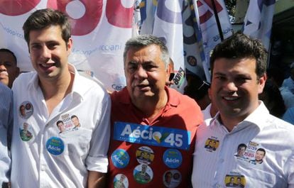 Rafael, Jorge e Leonardo Picciani em campanha por A&eacute;cio no Rio.
