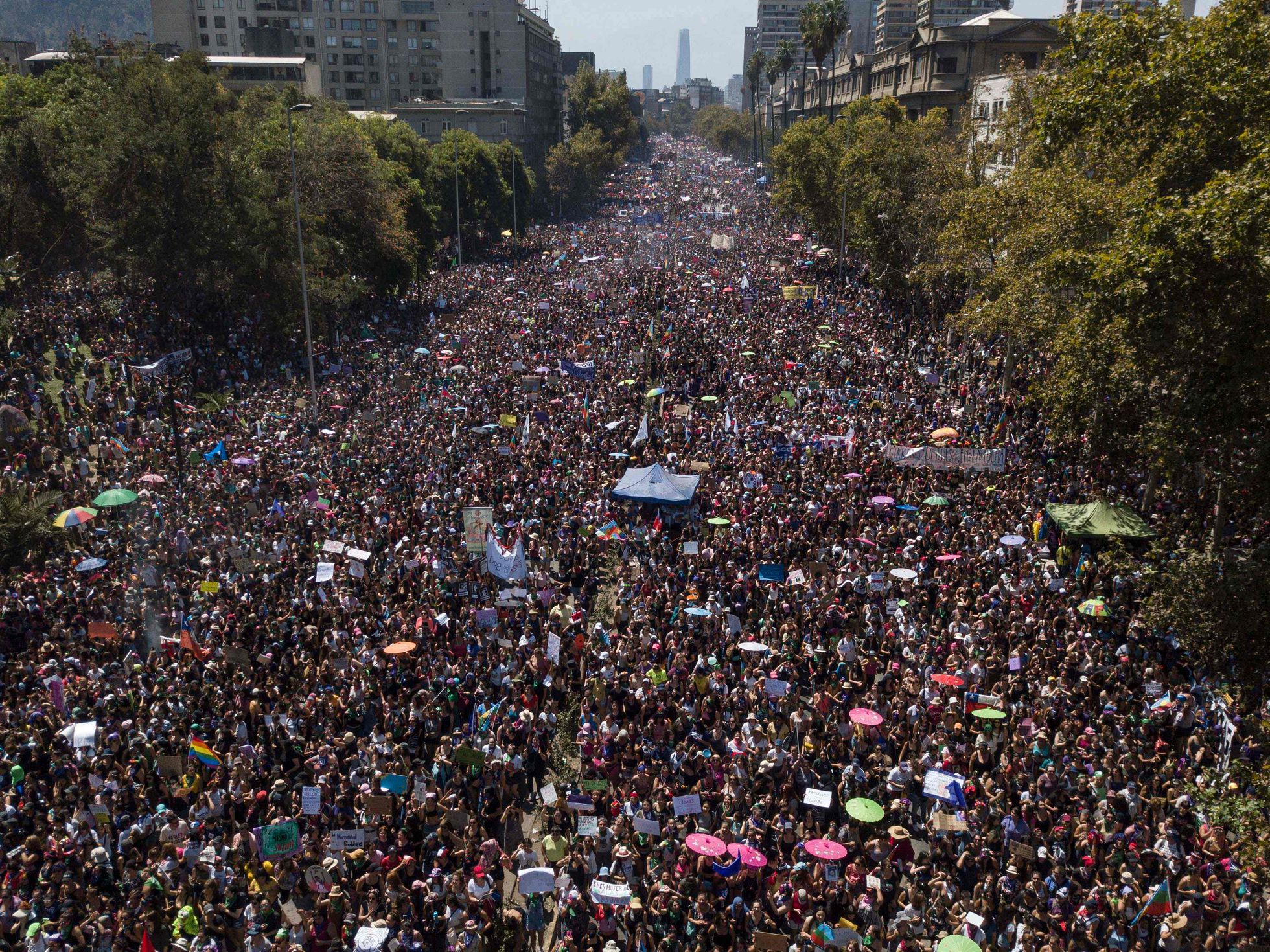 Milhares de mulheres vão às ruas do Chile no primeiro 8M após