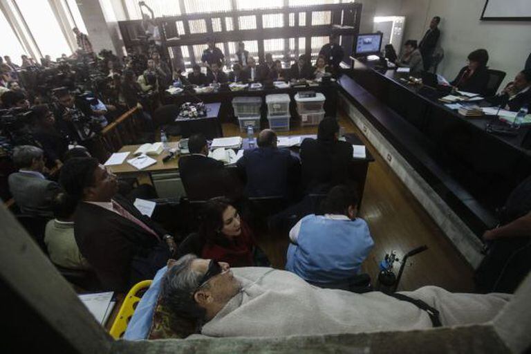 O ex-ditador guatemalteco comparece em uma maca.