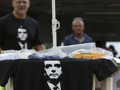 Venda de t-shirts com o retrato do ultra Bolsonaro nesta quarta-feira em Brasília.