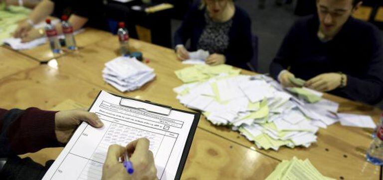 Apuração de votos do referendo sobre o casamento gay em Dublin.