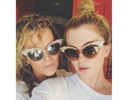 Kim Basinger e sua filha Ireland Baldwin, em um 'selfie', que postaram no Twitter.