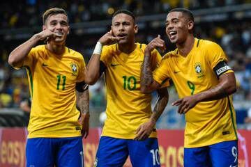 Coutinho, Neymar e Jesus, o trio de ataque.