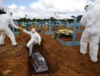 Gravediggers work during the burial of Vacilda Pereira Queiroz, 73, who passed away due to the coronavirus disease (COVID-19) at 28 de Agosto hospital, at the Parque Taruma cemetery in Manaus, Brazil, January 17, 2021. REUTERS/Bruno Kelly