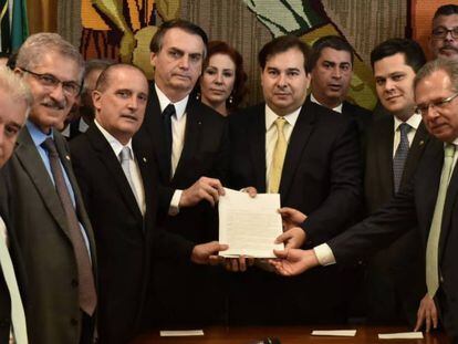 Na entrega da proposta da Nova Previdência, três democratas ao lado de Bolsonaro: o ministro Onyx Lorenzoni (E), e os presidentes da Câmara, Rodrigo Maia (C), e do Senado, David Alcolumbre (D).