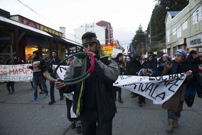 Um protesto mapuche no centro da cidade de Bariloche