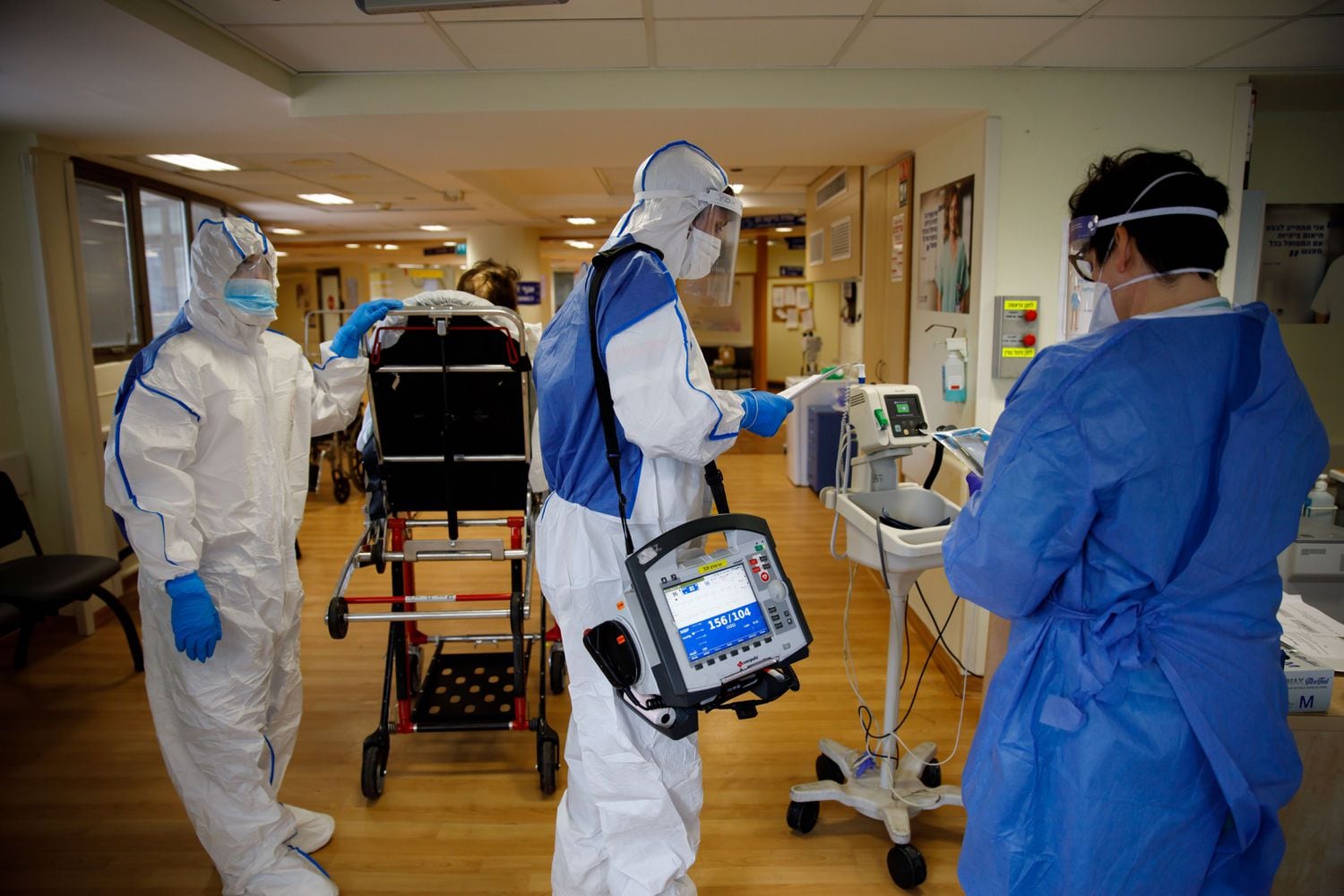 Equipe médica atende pacientes em um hospital de Israel.