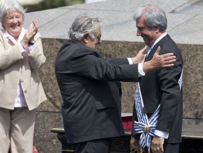 Mujica, com sua esposa atrás, abraça Vázquez.