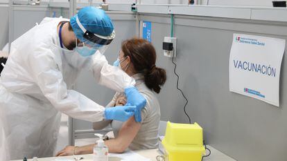 Uma mulher recebe a vacina da AstraZeneca no Hospital de Emergências Enfermeira Isabel Zendal, em Madri, em 23 de fevereiro.