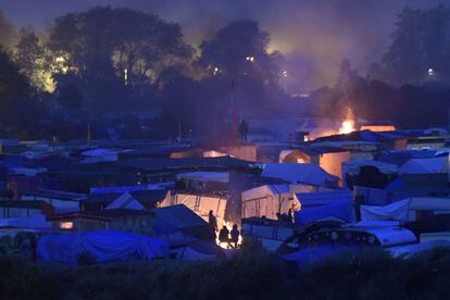 Imagem noturna do acampamento de Calais.