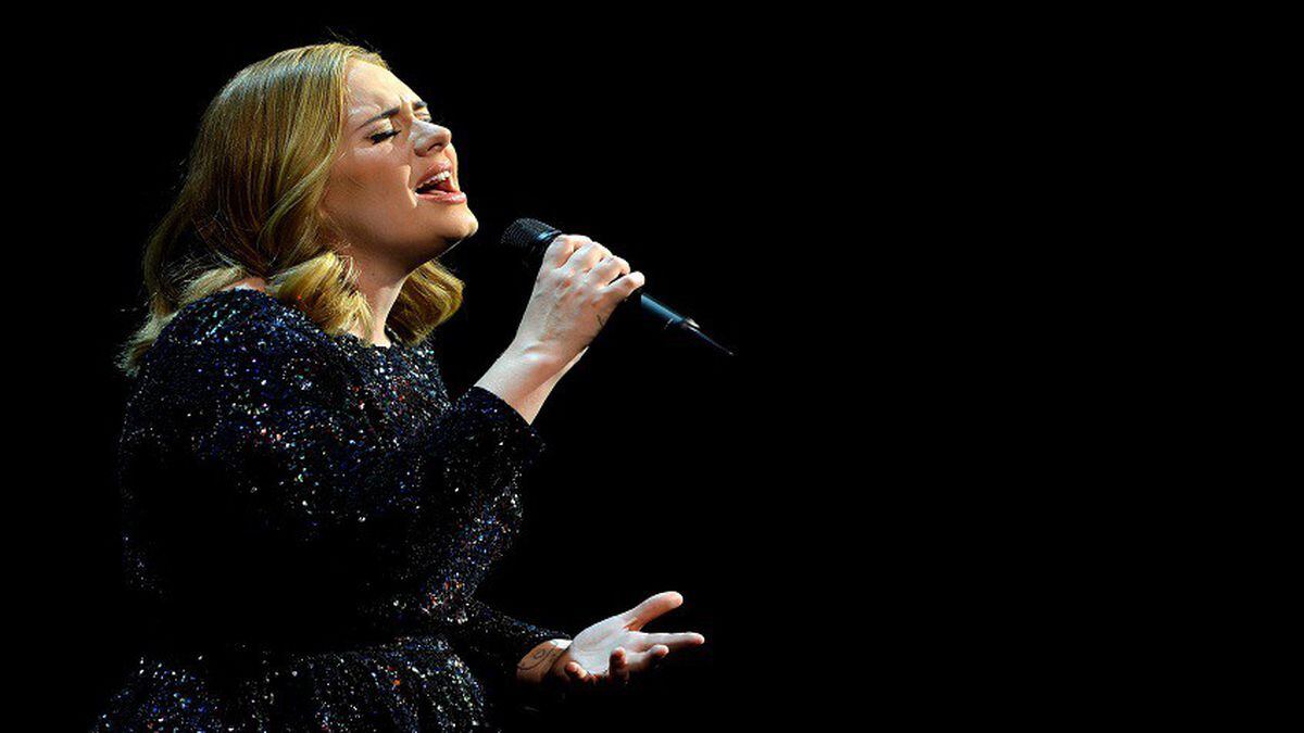 Adele chora ao vivo ao lembrar as vítimas do atentado em Orlando