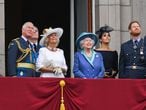 LONDON,  UNITED KINGDOM - JULY 1O:   Prince Charles, Prince of Wales, Camilla, Duchess of Cornwall, Queen Elizabeth ll, Meghan, Duchess of Sussex, Prince Harry, Duke of Sussex, Prince William, Duke of Cambridge, Catherine, Duchess of Cambridge and Princess Anne, Princess Royal stand on the balcony of Buckingham Palace to view a flypast to mark the centenary of the Royal Air Force (RAF)  on July 10, 2018 in London, England. (Photo by Anwar Hussein/WireImage)