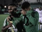 Jogadores da Chapecoense choram após derrota para o Santos no campeonato brasileiro.