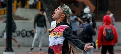 Manifestante participa de protesto em Caracas.