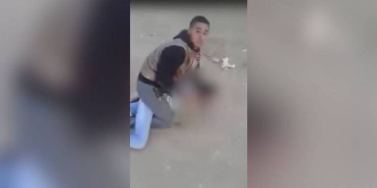 Cena do vídeo publicado no YouTube que mostrava a agressão sexual contra Khaula, a menor de 16 anos.