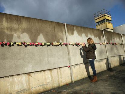 A queda do Muro de Berlim, aberto à passagem em 9 de novembro de 1989, significou uma mudança irreversível da ordem mundial. O fim do modelo bipolar surgido depois da Segunda Guerra Mundial teve profundas consequências para a política europeia, mas também foi de grande importância para o mundo cultural e intelectual. Na imagem, o muro do memorial na Bernauer Strasse de Berlim.