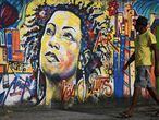Un hombre camina frente a un mural de Marielle Franco, en Rio de Janeiro.