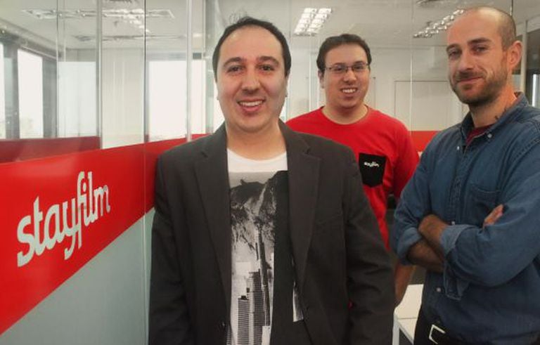 Douglas e Daniel Almeida, fundadores de Stayfilm, e Iván Aranega, diretor de criação e vídeo.
