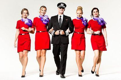 Em julho passado, a Virgin Airlines apresentou os uniformes que encomendou a Vivienne Westwood; uma proposta chique (na imagem). A Qantas apostou, também neste ano, em entregar suas vestimentas a Martin Grant. Duas lembranças daquela sensação romântica, de algumas décadas atrás, que se tinha ao embarcar em um avião.