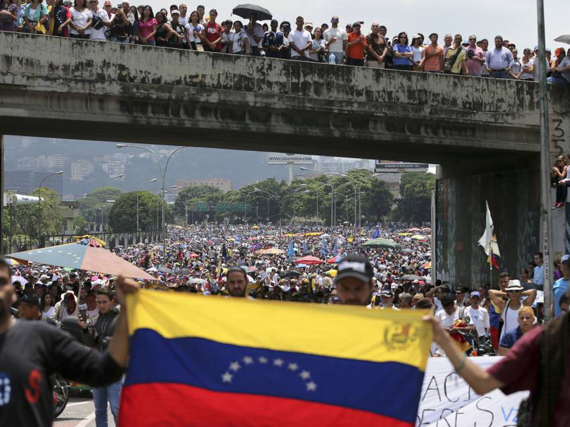 Exército da Venezuela entra em confronto com manifestantes na