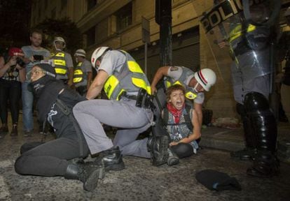 Manifestantes s&atilde;o presos em ato contra a Copa, em S&atilde;o Paulo. 