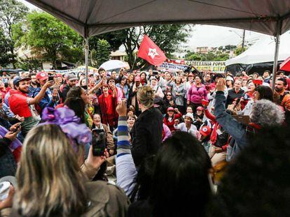 Simpatizantes do ex-presidente Lula em ato em Curitiba.