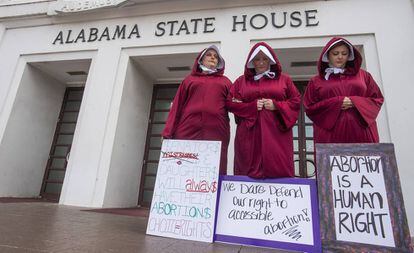 Mulheres protestando em frente à Casa do Estado de Alabama, em Montgomery, o passado 17 de abril pela lei do aborto.