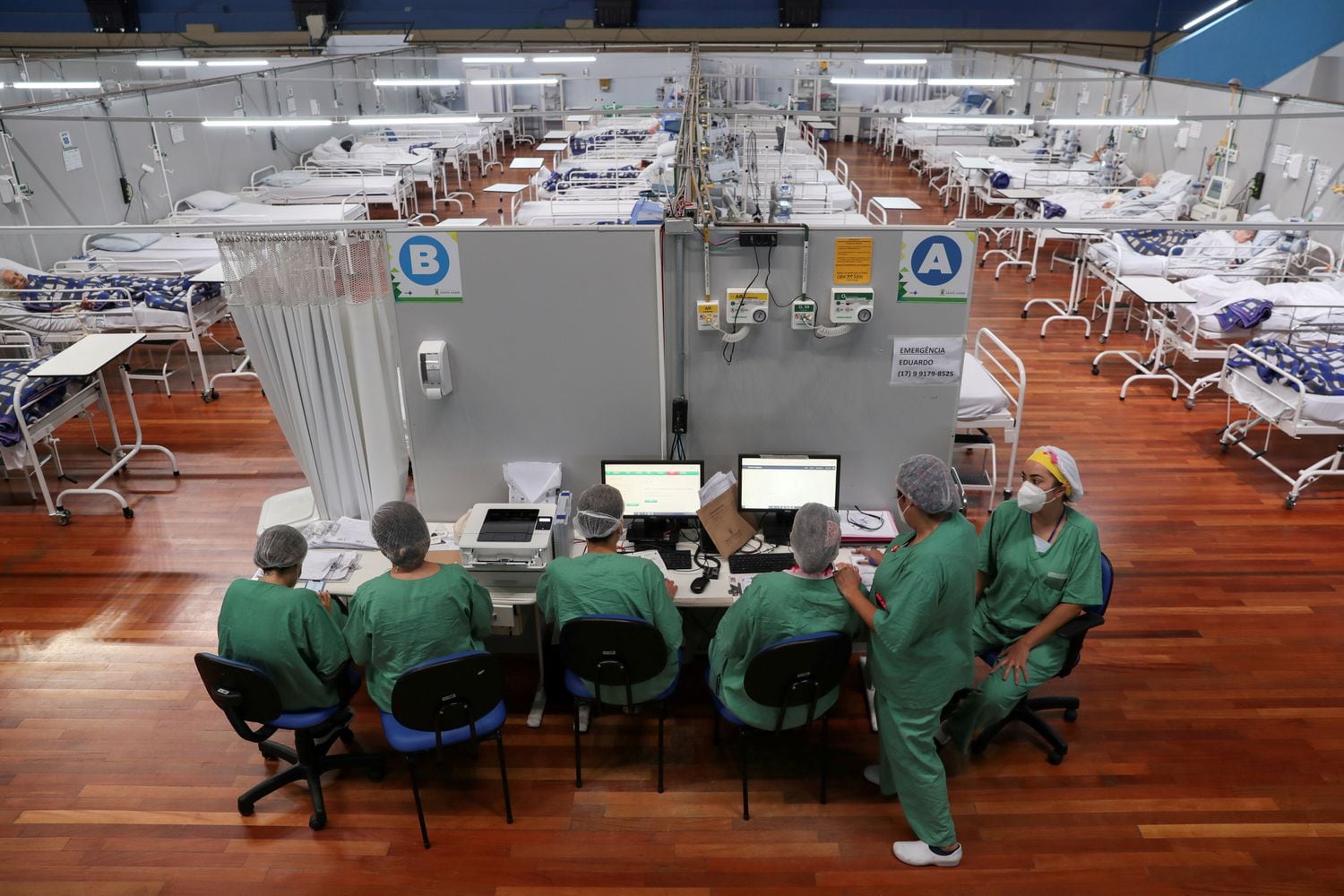 Enfermeiras em um hospital montado em um ginásio em Santo André, no Estado de São Paulo, na véspera do ano-novo.