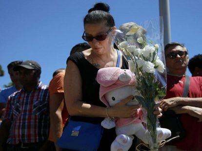 Uma mulher leva flores e um bicho de pelúcia ao local da matança de Nice, nesta sexta-feira.