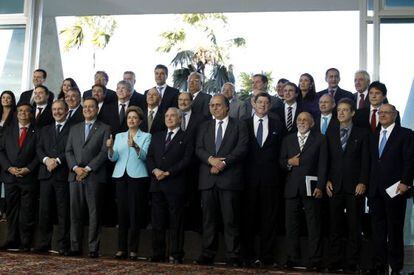 Rousseff, ao centro, com ministros e governadores.