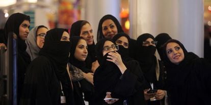 Grupo de mulheres sauditas tiram uma fotografia em um shopping center em Jidá, na quinta-feira.