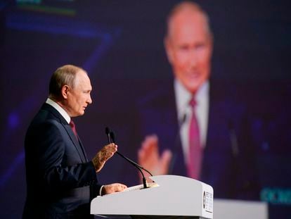 O presidente russo, Vladimir Putin, na sessão plenária do Fórum Econômico de São Petersburgo, nesta sexta-feira.
