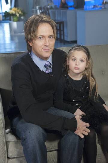 Larry Birkhead e Danielynn, filha de Anna Nicole Smith, durante uma entrevista televisiva em 2013.