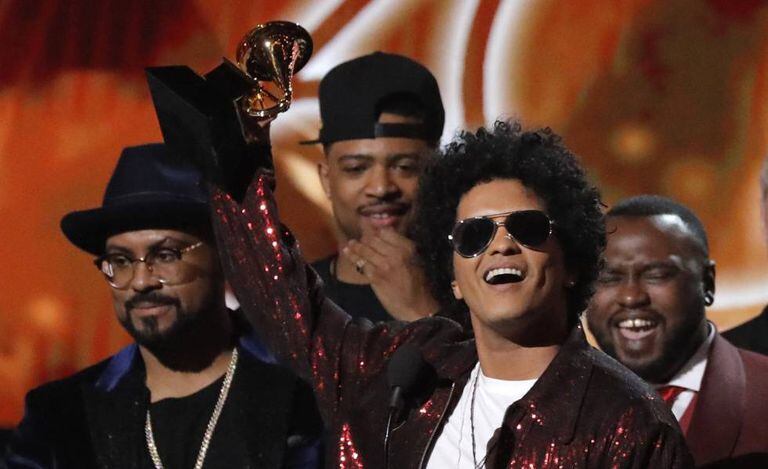 Bruno Mars, com o Grammy de melhor disco do ano.