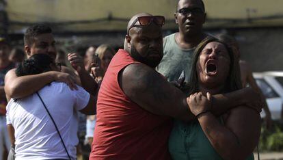 Luciana dos Santos, mulher de Evaldo, chora na zona oeste no Rio.