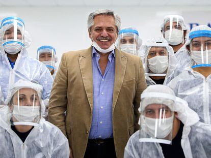 O presidente Alberto Fernández posa com trabalhadores de uma fábrica de autopeças na periferia de Buenos Aires, em 1º de maio.