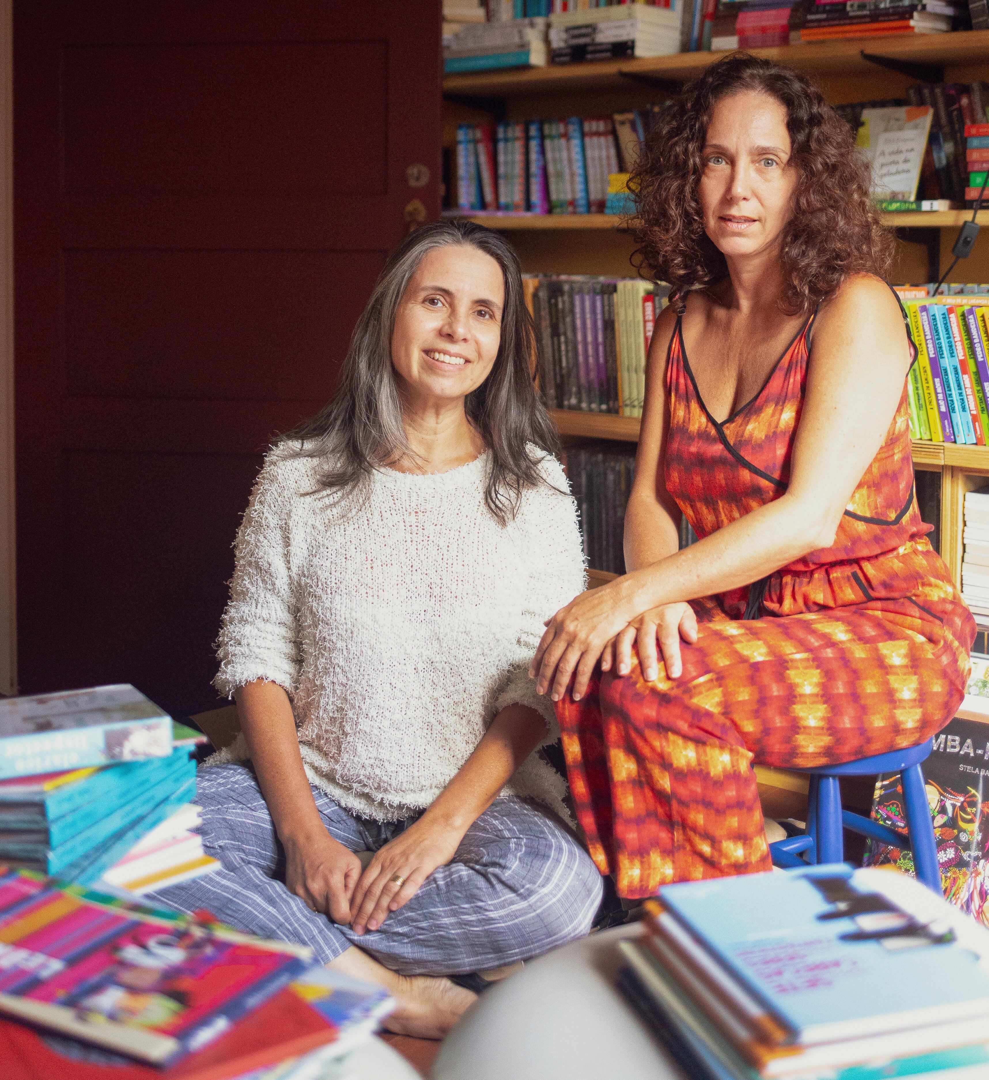 Roberta Paixão (à esquerda) e Daniela Amendola (à direita), donas da livraria Mandarina, em São Paulo.