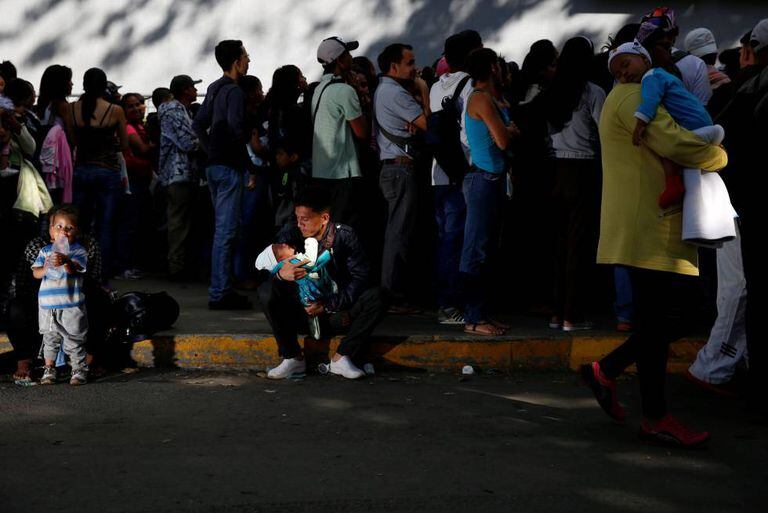 Fila em uma loja de comestíveis em Caracas.