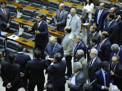 Jair Bolsonaro fala em sessão para votar o pedido de cassação do mandato do deputado André Vargas, em dezembro de 2014.