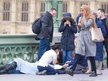 Esta fotografia na ponte de Westminster durante o atentado de Londres do 22 de março foi utilizada como um argumento islamófobo